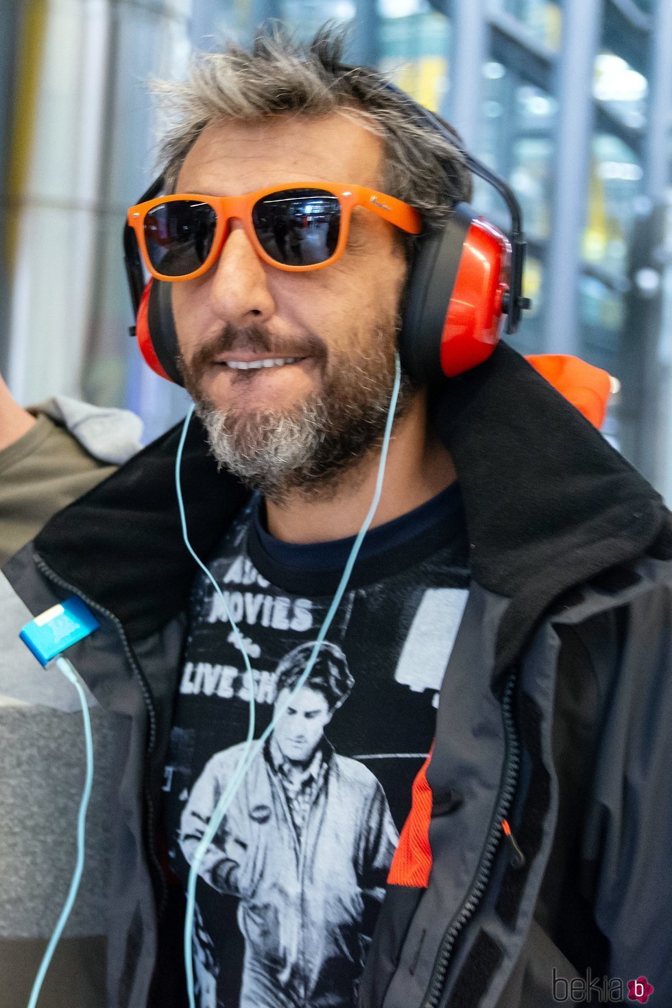 Fernando Marcos, con cascos en el aeropuerto de Madrid tras 'Supervivientes 2018'