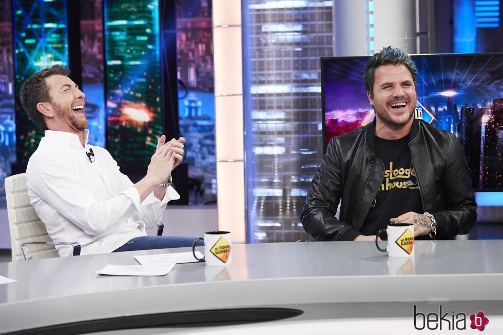 Dani Martín y Pablo Motos partiéndose de risa en 'El Hormiguero'