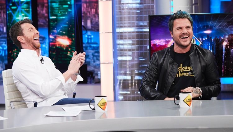 Dani Martín y Pablo Motos partiéndose de risa en 'El Hormiguero'