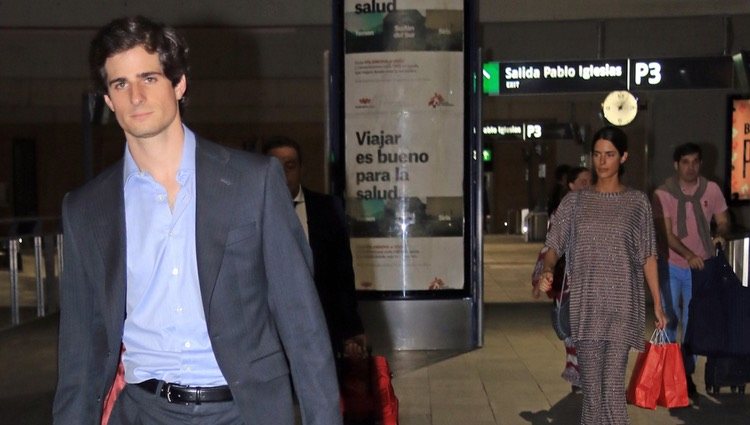 El Duque de Huéscar y Sofía Palazuelo en la estación de AVE de Madrid para coger el tren a Sevilla