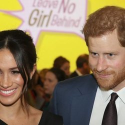 Meghan Markle y el Príncipe Harry de Inglaterra a su llegada al evento Women's Empowerment en Londres