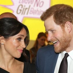 Meghan Markle y el Príncipe Harry de Inglaterra muy cómplices evento Women's Empowerment en Londres