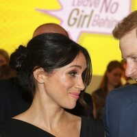 Meghan Markle y el Príncipe Harry de Inglaterra muy cómplices evento Women's Empowerment en Londres