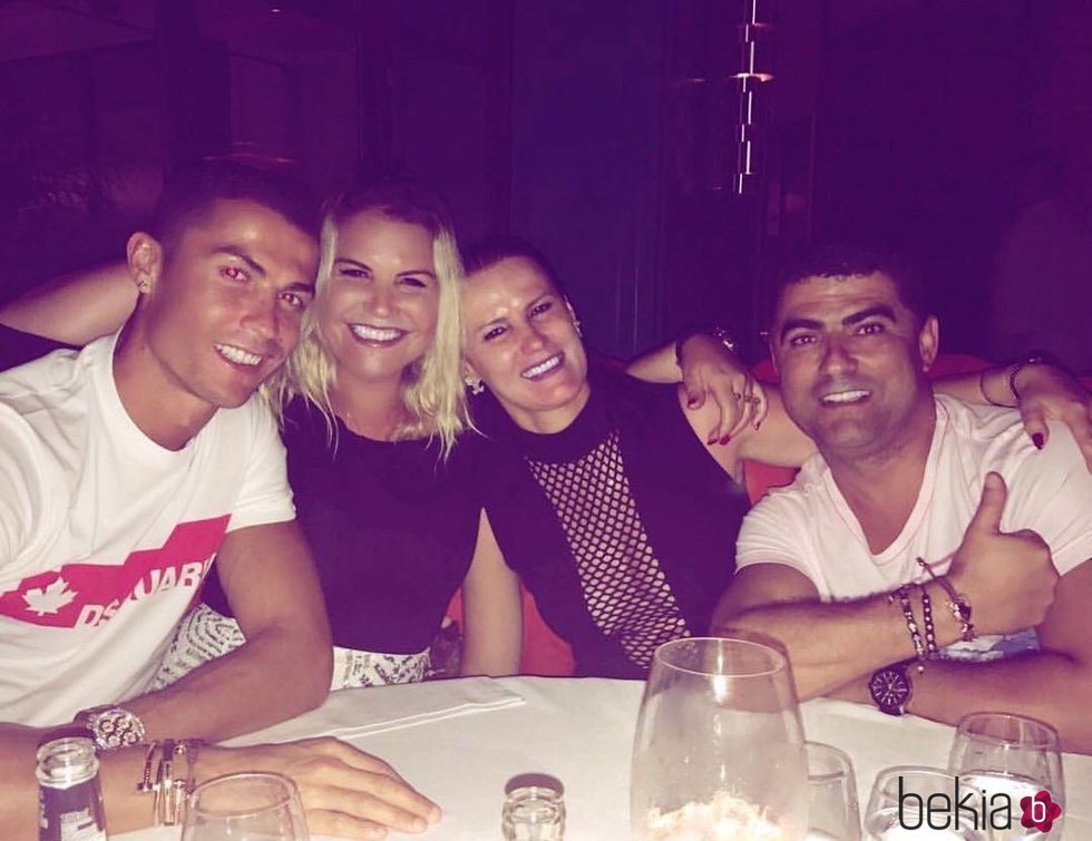 Los hermanos Elma, Hugo, Katia y Cristiano Ronaldo Aveiro posando muy sonrientes