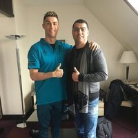 Cristiano Ronaldo posando feliz junto a su hermano Hugo Aveiro