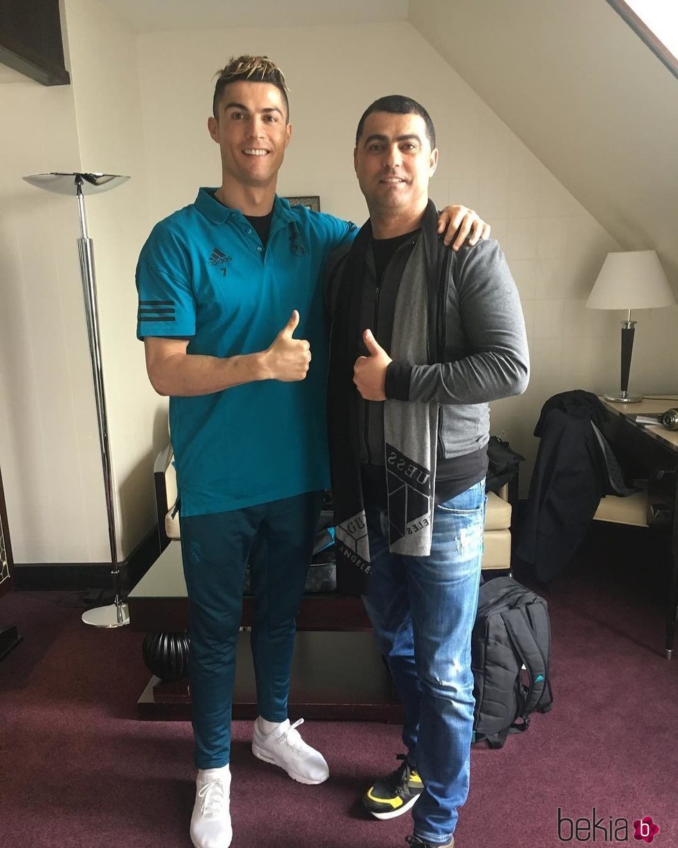 Cristiano Ronaldo posando feliz junto a su hermano Hugo Aveiro