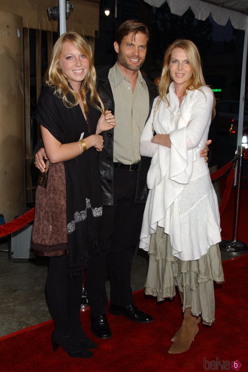 Catherine Oxenberg y su hija India junto a Casper Van Dien en el estreno de 'Los Tudor'