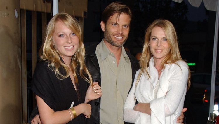 Catherine Oxenberg y su hija India junto a Casper Van Dien en el estreno de 'Los Tudor'