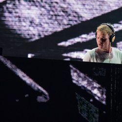 Avicii en uno de sus conciertos