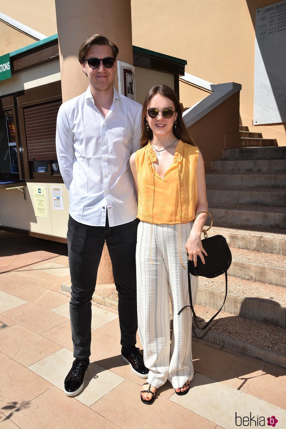 Alexandra de Hannover y su novio en la entrada de un evento deportivo