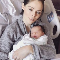 Coco Rocha con su hijo recién nacido