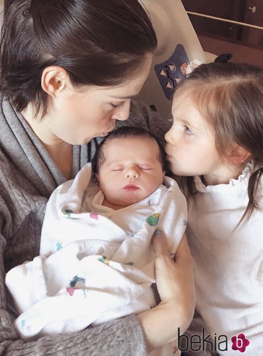 Coco Rocha con sus dos hijos tras dar a luz