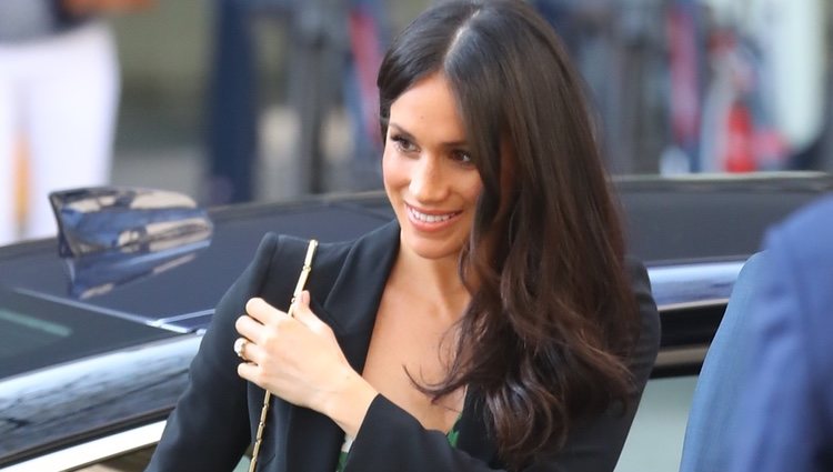 Meghan Markle luciendo un vestido verde a su llegada al Alto Comisionado de Australia en Londres