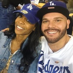 Michelle Williams y Chad Johnson en un partido de béisbol