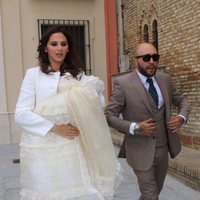 Irene Rosales y Kiko Rivera con su hija Carlota llegando a la Iglesia de Castilleja de la Cuesta