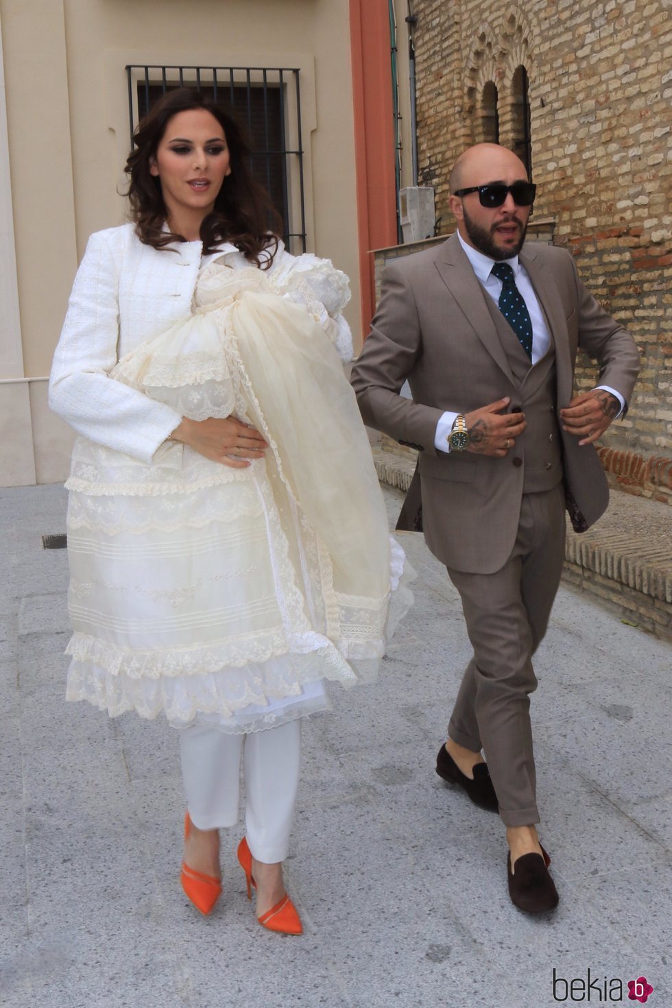 Irene Rosales y Kiko Rivera con su hija Carlota llegando a la Iglesia de Castilleja de la Cuesta