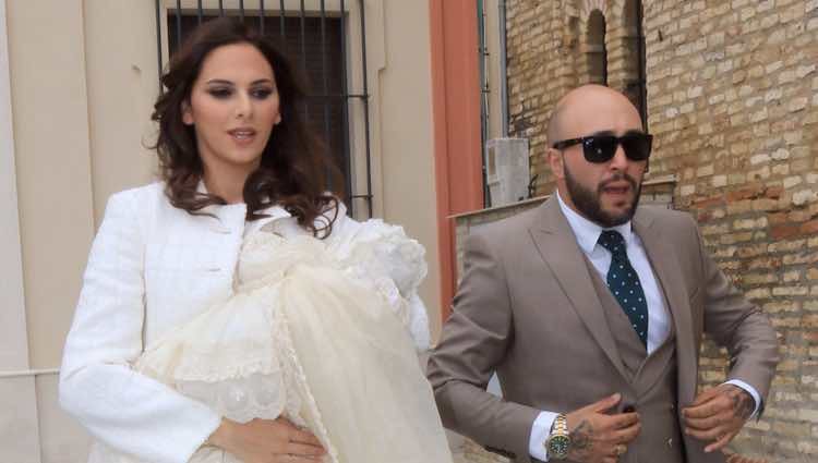 Irene Rosales y Kiko Rivera con su hija Carlota llegando a la Iglesia de Castilleja de la Cuesta