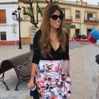 Chabelita Pantoja llegando al bautizo de Carlota Rivera Rosales con su hijo Alberto Isla