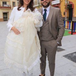 Kiko Rivera e Irene Rosales posando con su hija Carlota el día de su bautizo