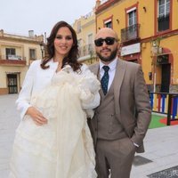 Kiko Rivera e Irene Rosales posando con su hija Carlota el día de su bautizo