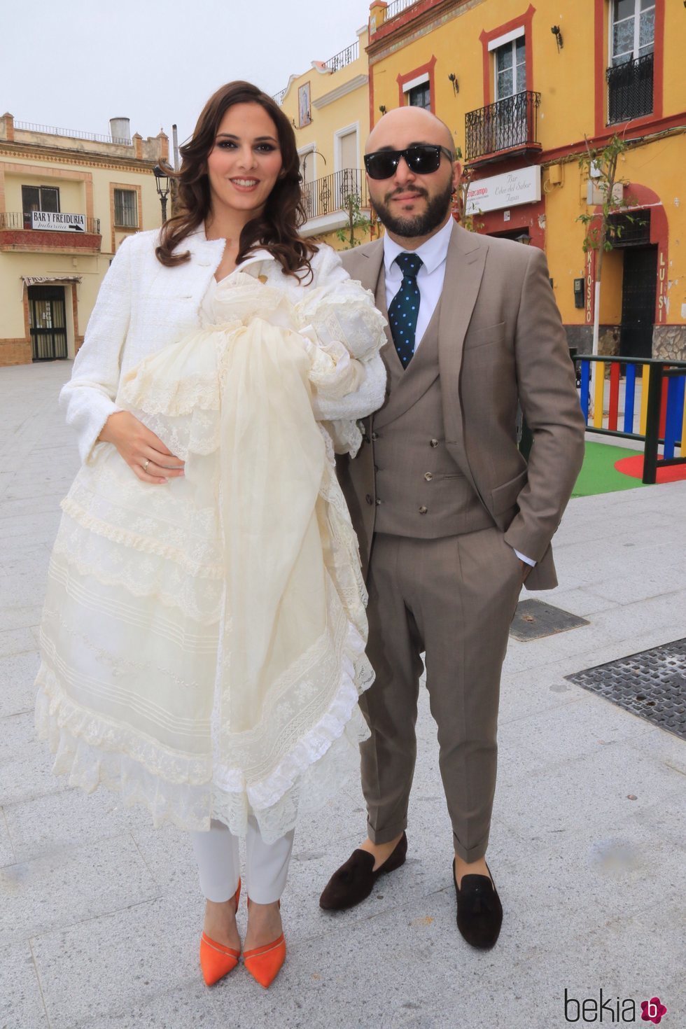 Kiko Rivera e Irene Rosales posando con su hija Carlota el día de su bautizo