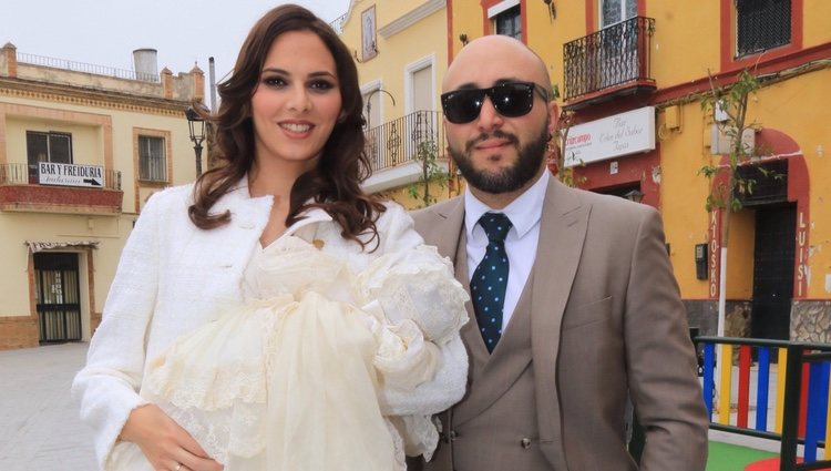 Kiko Rivera e Irene Rosales posando con su hija Carlota el día de su bautizo