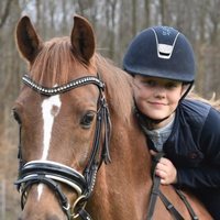 Isabel de Dinamarca montando a caballo en su onceavo cumpleaños