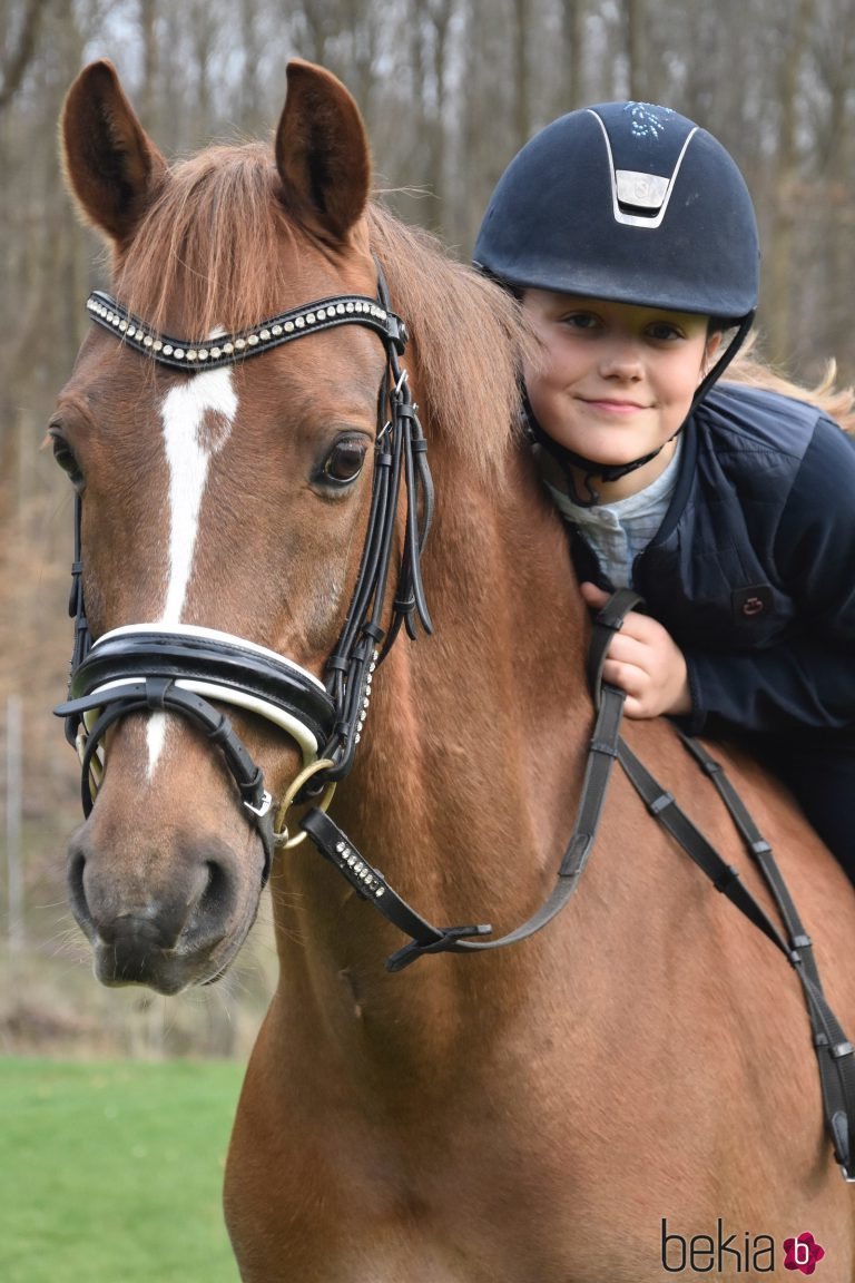 Isabel de Dinamarca montando a caballo en su onceavo cumpleaños