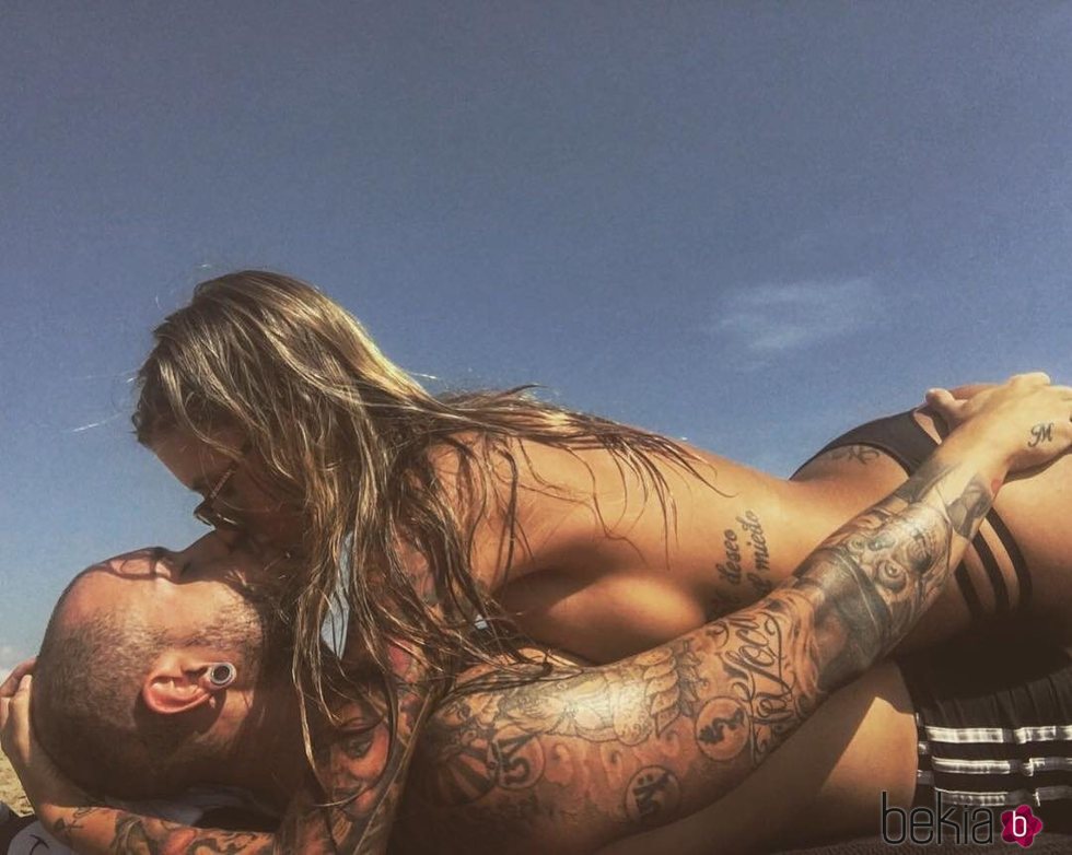 Adrián Rodríguez y su novia Mireia Pairó, abrazados en la playa