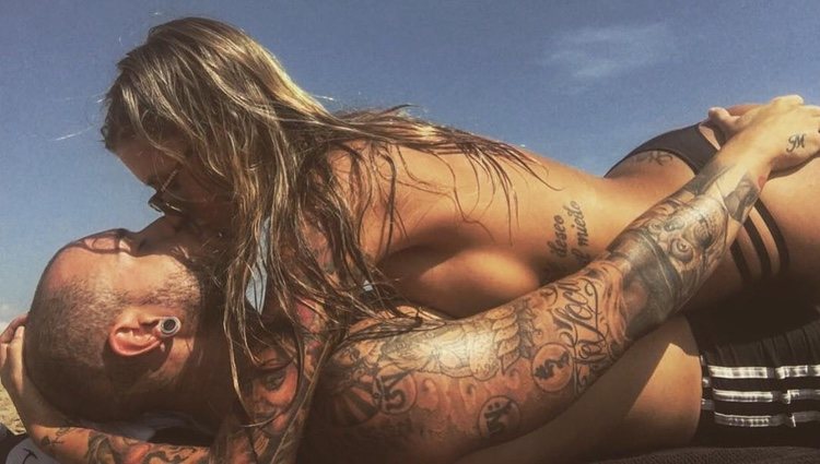 Adrián Rodríguez y su novia Mireia Pairó, abrazados en la playa