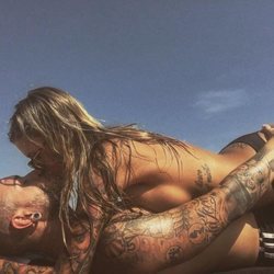 Adrián Rodríguez y su novia Mireia Pairó, abrazados en la playa