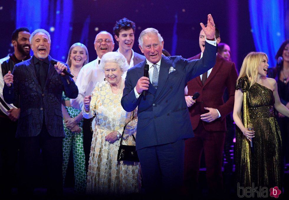 Isabel II y el Príncipe Carlos en el concierto del 92 cumpleaños de la Reina