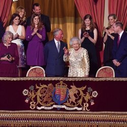 Isabel II saluda al público del Royal Albert Hall desde su palco de honor