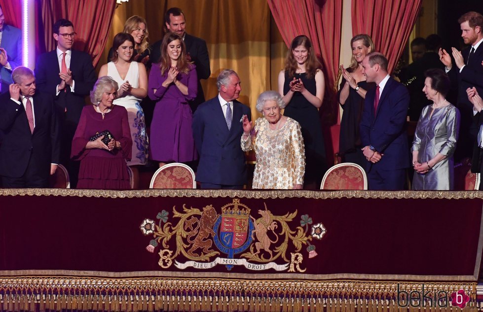 Isabel II saluda al público del Royal Albert Hall desde su palco de honor