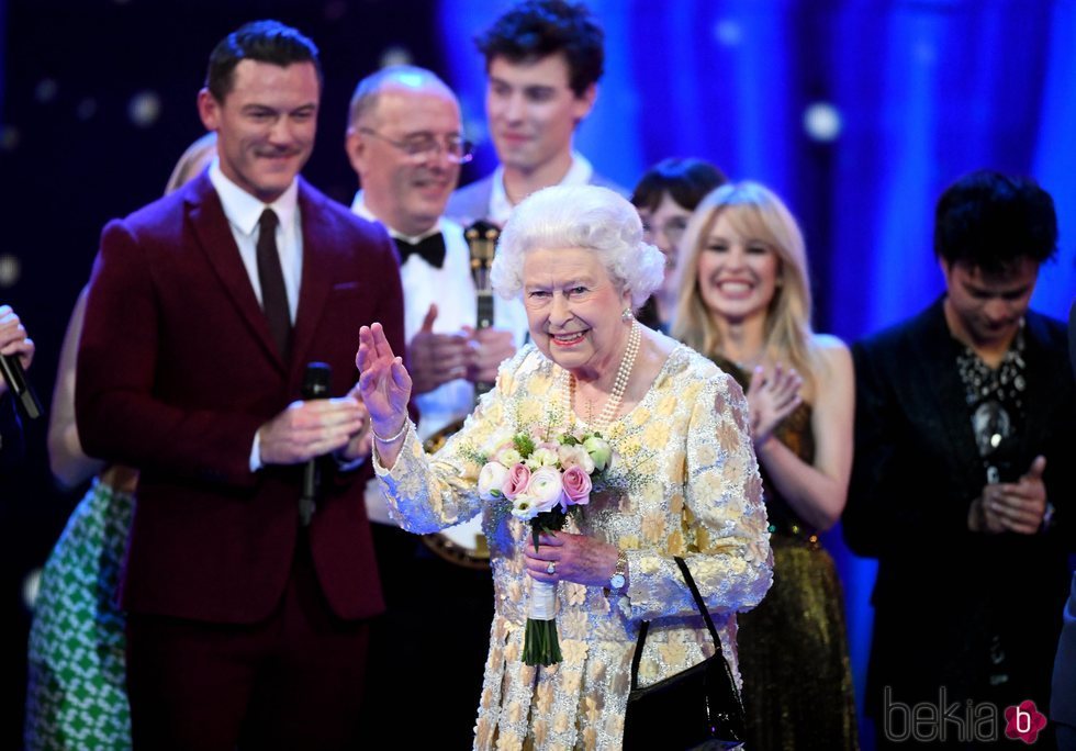 Isabel II recibe un ramo de flores durante el concierto en honor a su 92 cumpleaños