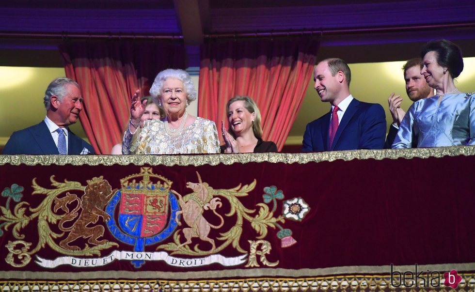 Isabel II saludando al público del Royal Albert Hall desde su palco de honor