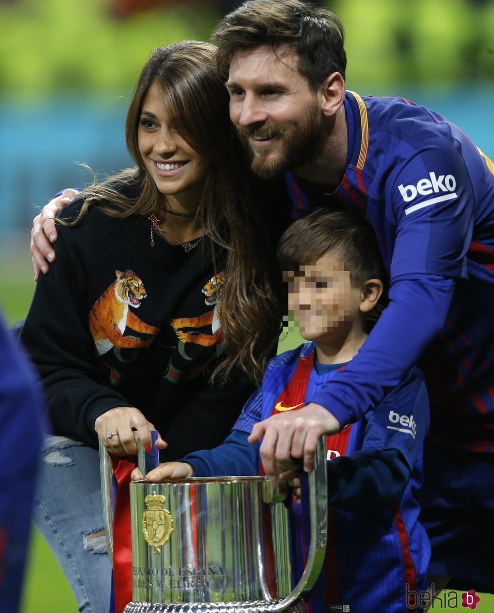 Leo Messi y Antonella Roccuzzo con su hijo Thiago celebrando la Copa del Rey 2018