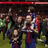 Andrés Iniesta y Anna Ortiz con sus hijos Valeria y Paolo Andrea celebrando la Copa del Rey 2018