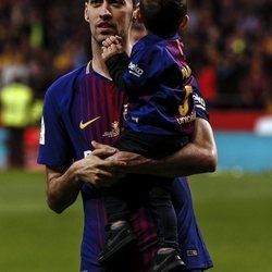 Sergio Busquets con su hijo Enzo celebrando la Copa del Rey 2018