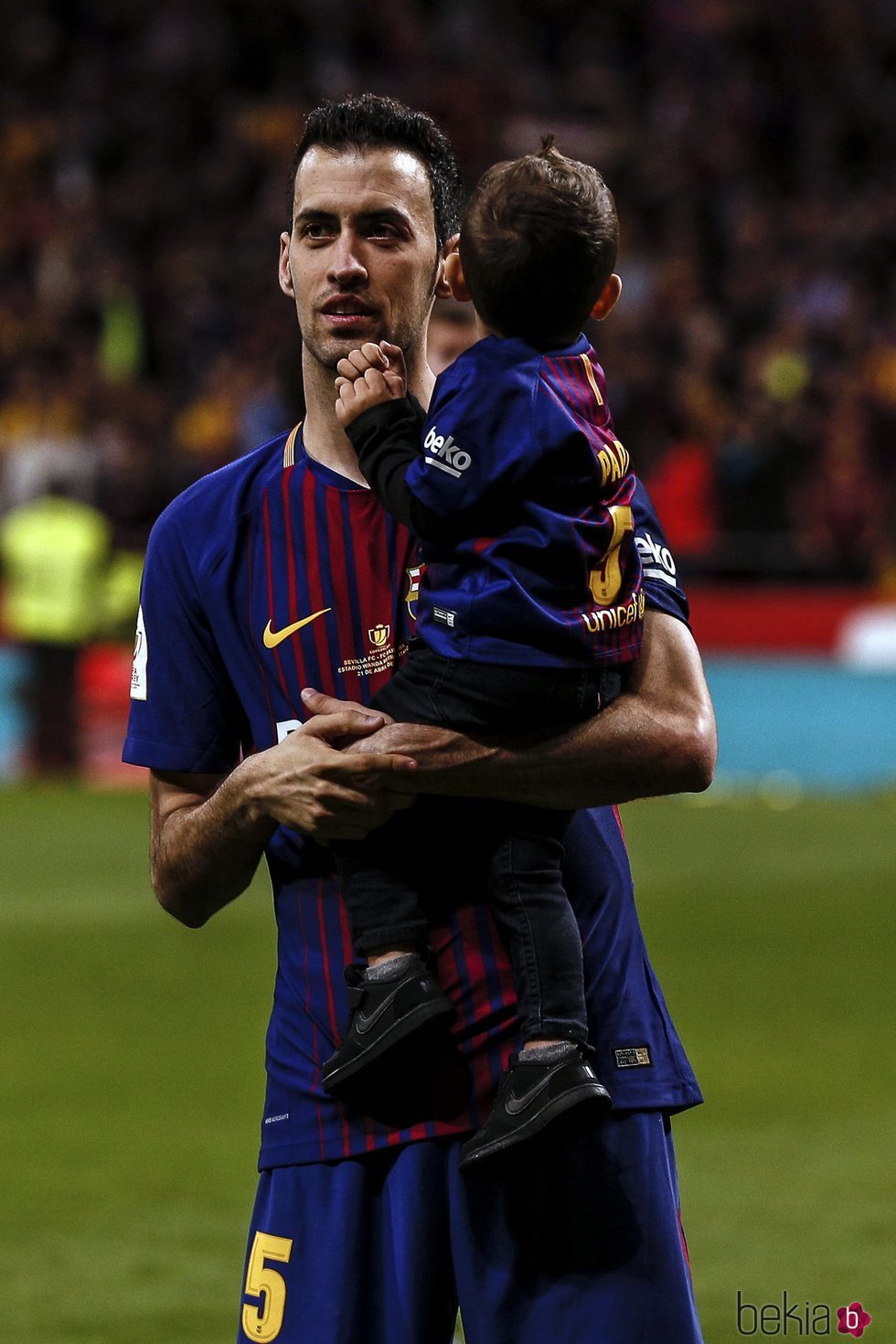 Sergio Busquets con su hijo Enzo celebrando la Copa del Rey 2018