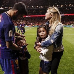 Luis Suárez y Sofia Balbi con sus hijos Delfina y Benjamín celebrando la Copa del Rey 2018