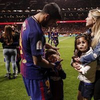 Luis Suárez y Sofia Balbi con sus hijos Delfina y Benjamín celebrando la Copa del Rey 2018