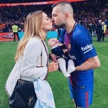 Jordi Alba y Romarey Ventura con sus hijo Piero celebrando la Copa del Rey 2018