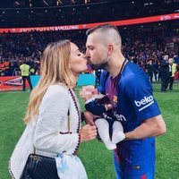 Jordi Alba y Romarey Ventura con sus hijo Piero celebrando la Copa del Rey 2018