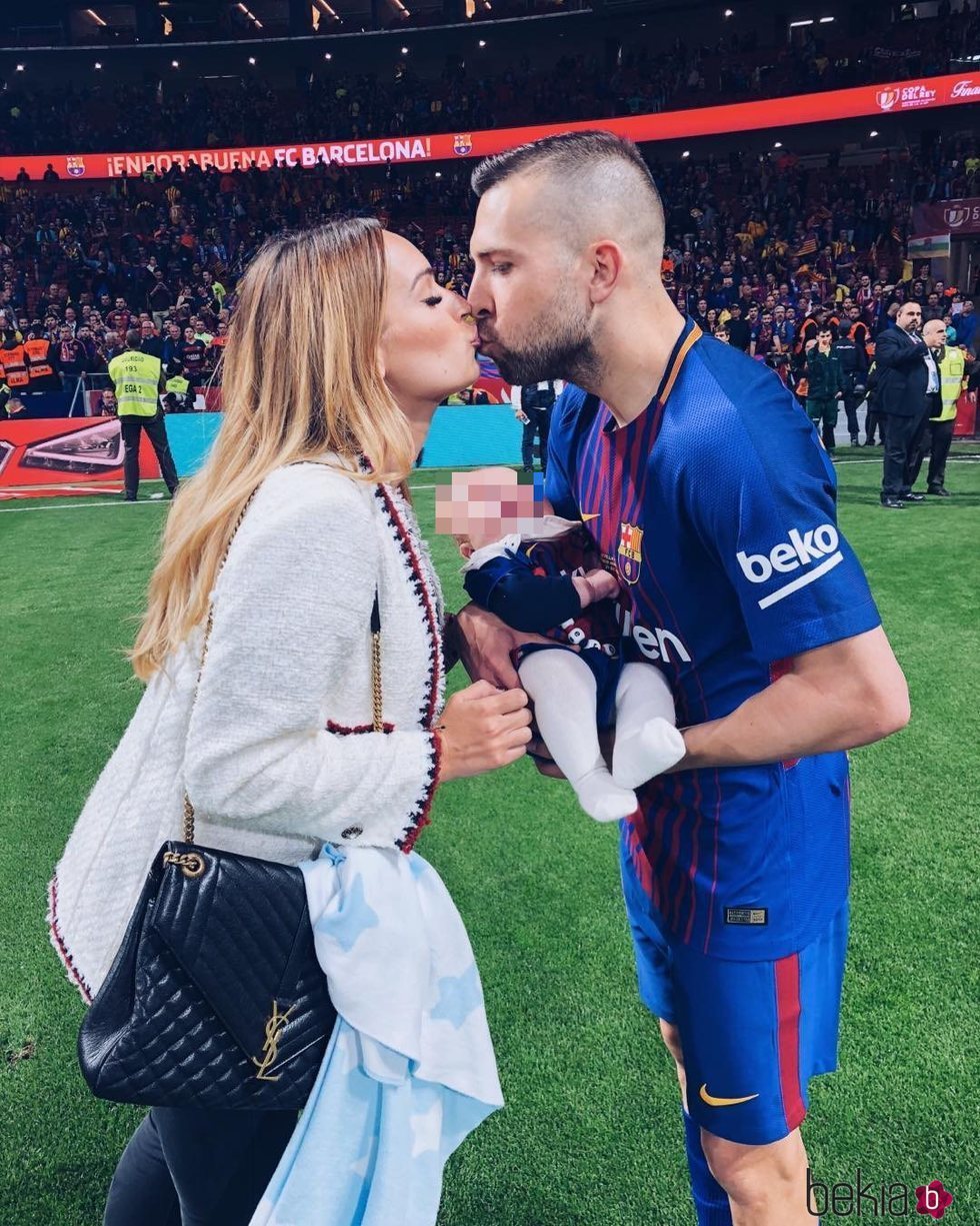 Jordi Alba y Romarey Ventura con sus hijo Piero celebrando la Copa del Rey 2018