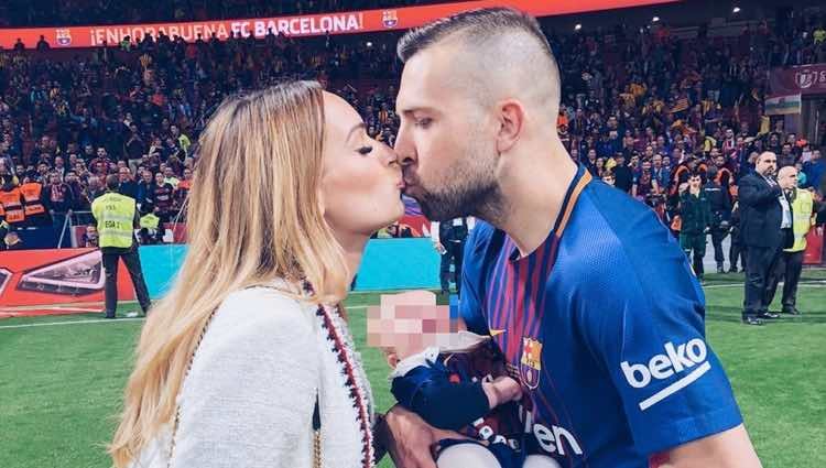 Jordi Alba y Romarey Ventura con sus hijo Piero celebrando la Copa del Rey 2018