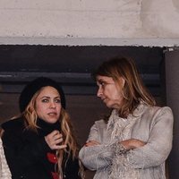 Shakira y Montserrat Bernabeu viendo la final de la Copa del Rey 2018 entre el Sevilla y el Barça