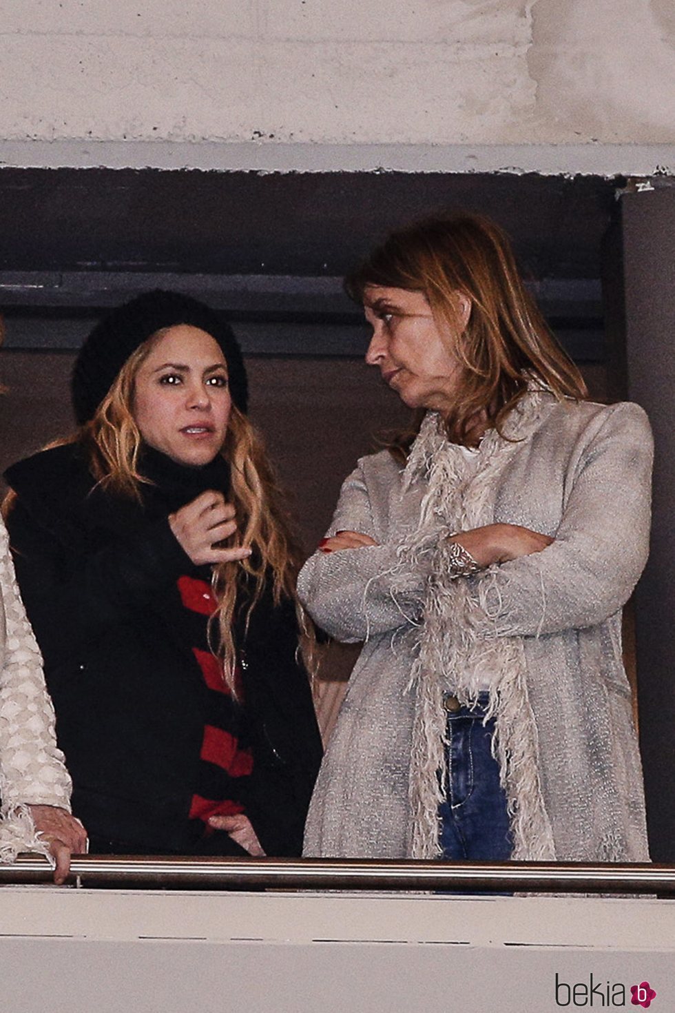 Shakira y Montserrat Bernabeu viendo la final de la Copa del Rey 2018 entre el Sevilla y el Barça