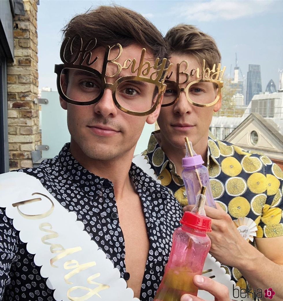 Tom Daley y Dustin Lance Black en el baby shower de su primer hijo