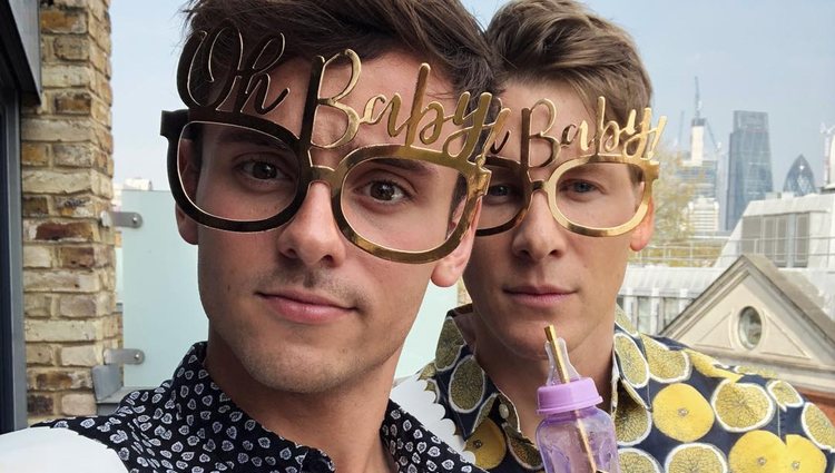 Tom Daley y Dustin Lance Black en el baby shower de su primer hijo